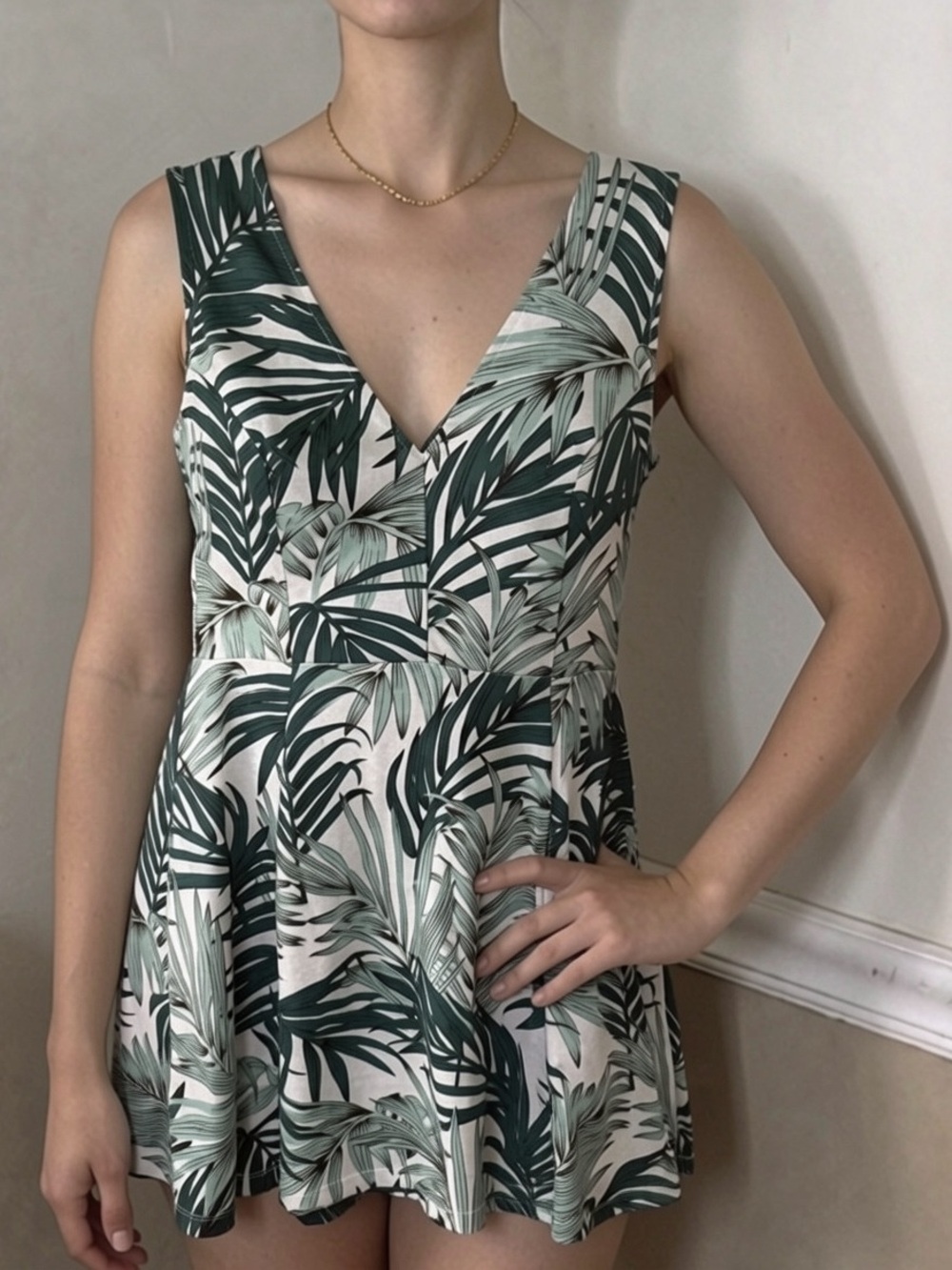 ❤️ 5 for $20! H&M Green and White Palm-Print V-Neck A-Line Dress